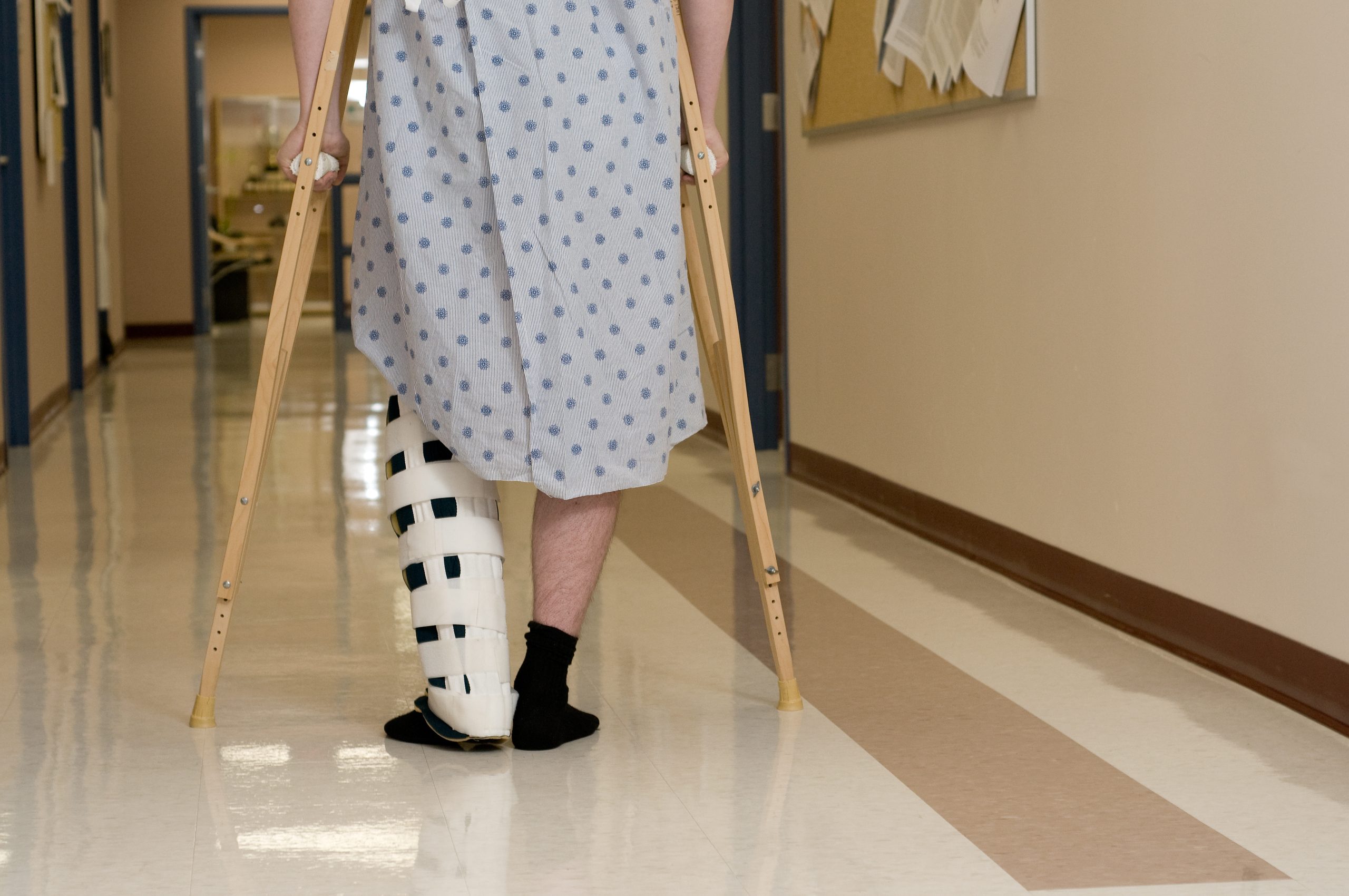 cropped-shot-of-a-man-in-hospital-on-crutches-1901403-scaled