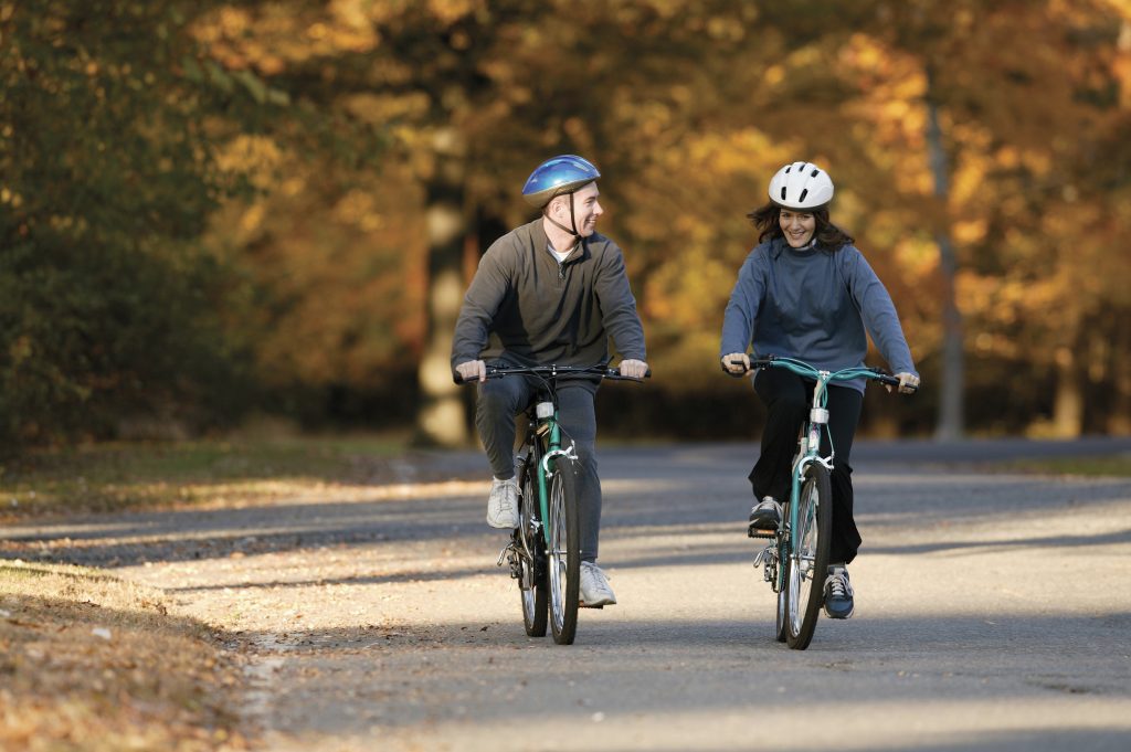 couple-riding-bicycles-together-2326037-1024x681